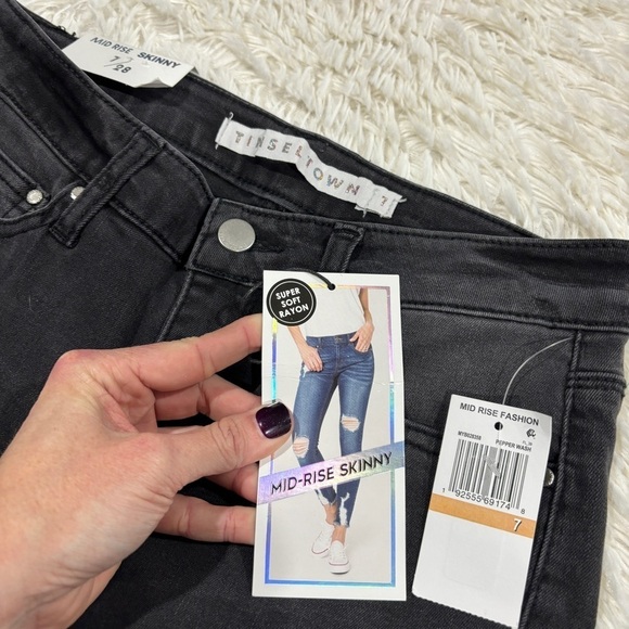 NWT Tinseltown mid-rise Black Denim distressed knee jeans juniors size 7 - Picture 7 of 13